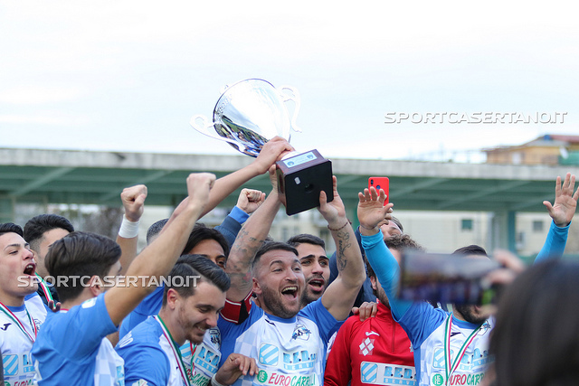 Pietro Famiano alza la Coppa (foto SportCasertano.it)