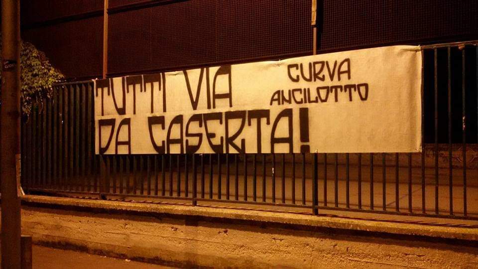 La stagione della Decò Caserta è fallimentare, il duro striscione della Curva Ancilotto