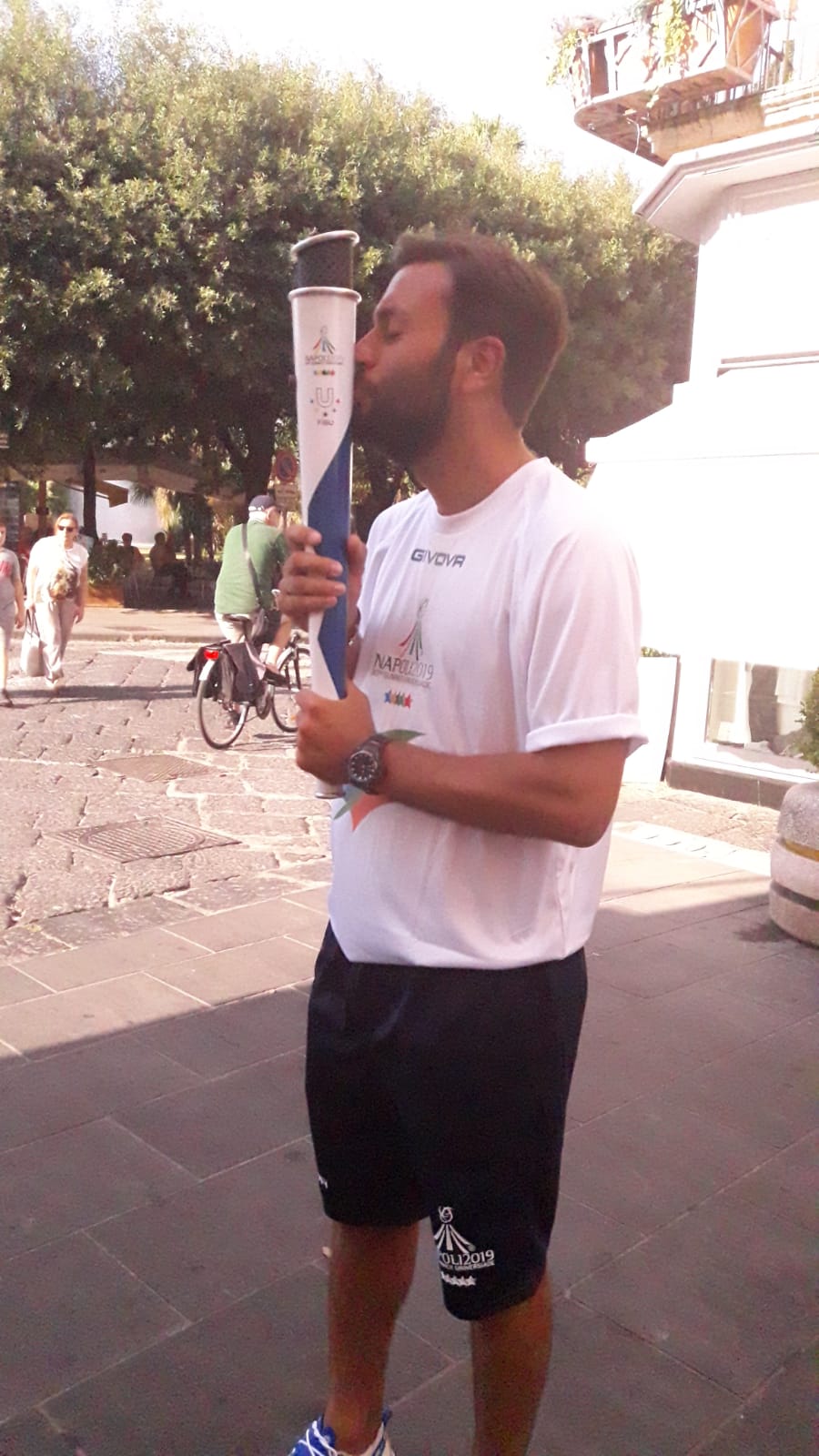 Clemente Santonastaso bacia la fiaccola olimpica delle Universiadi