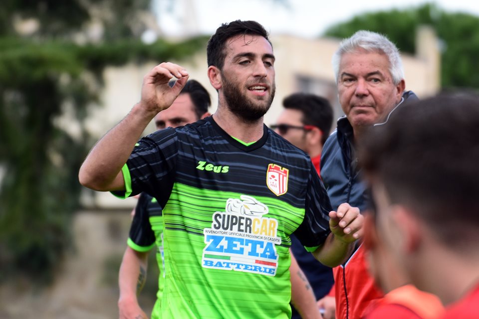 IL VILLA LITERNO RIACCENDE I MOTORI. Un difensore e un attaccante restano in biancorosso, saluta un portiere