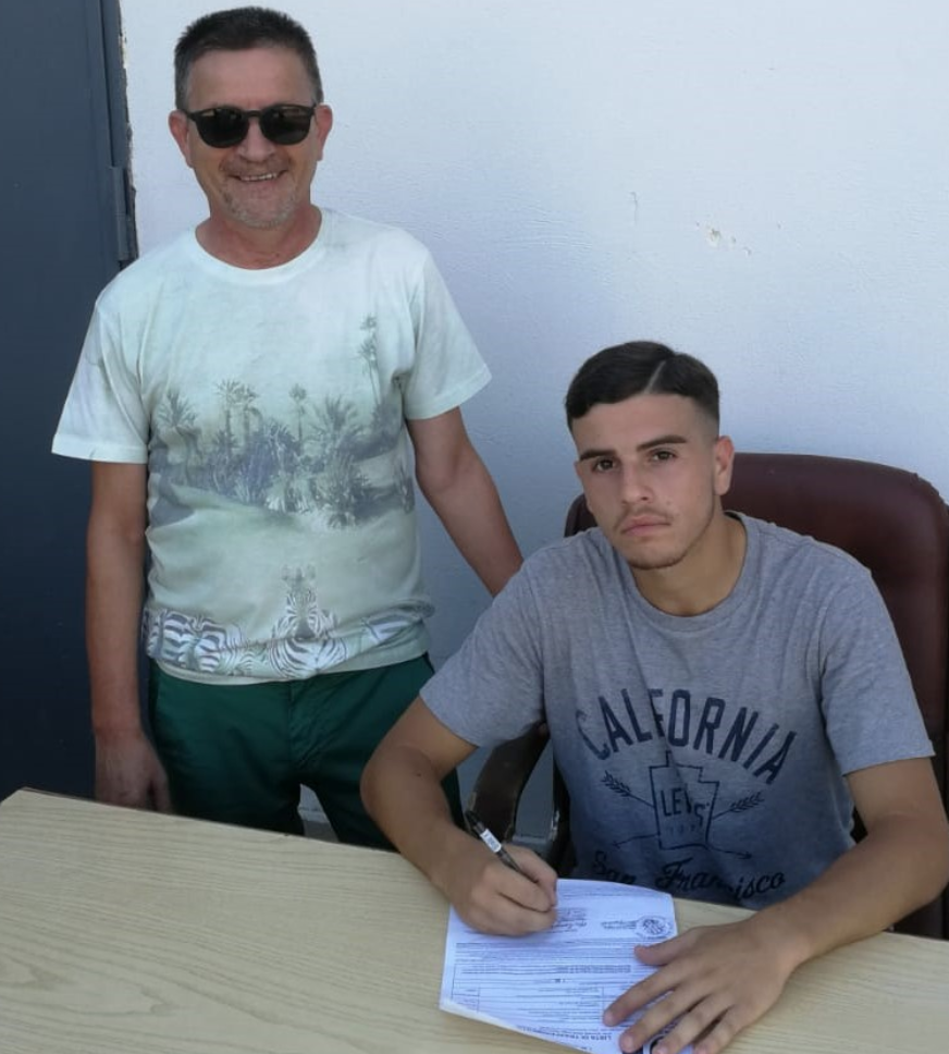 Romagnoli al momento della firma