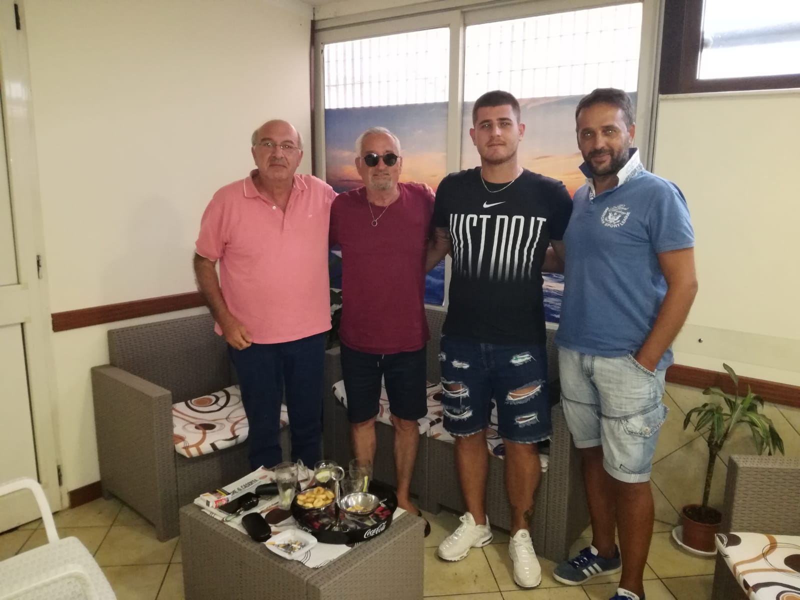 Alessio Cipriani con dirigenti e allenatore del Carinola