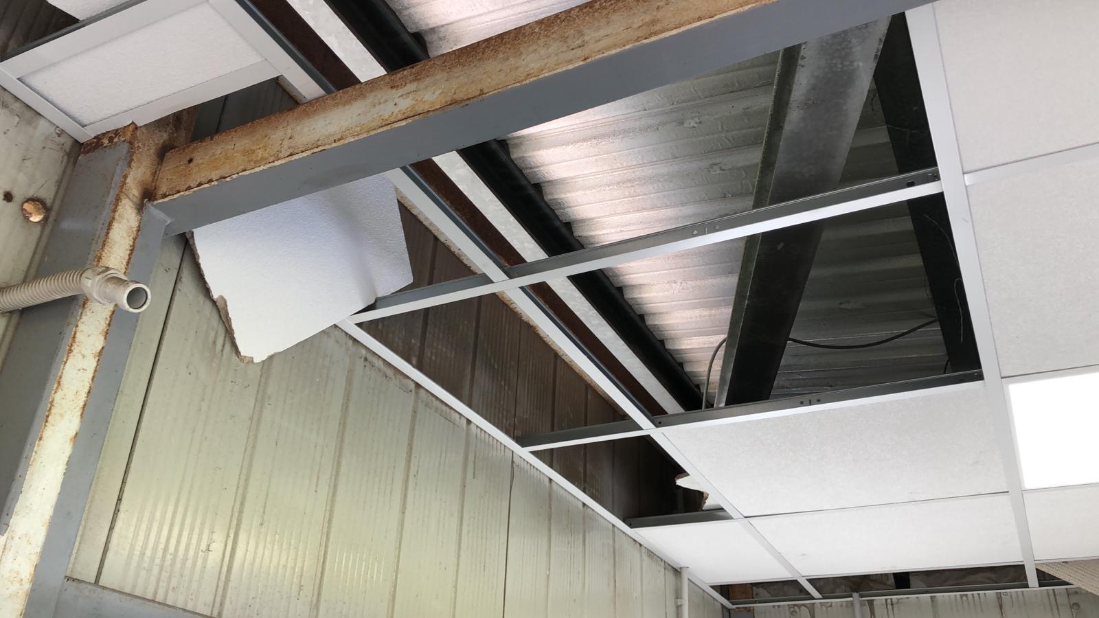 ADESSO BASTA, LE FOTO DELLO SCEMPIO! La tribuna del Pinto cade a pezzi, è il momento di intervenire prima di finire in ospedale