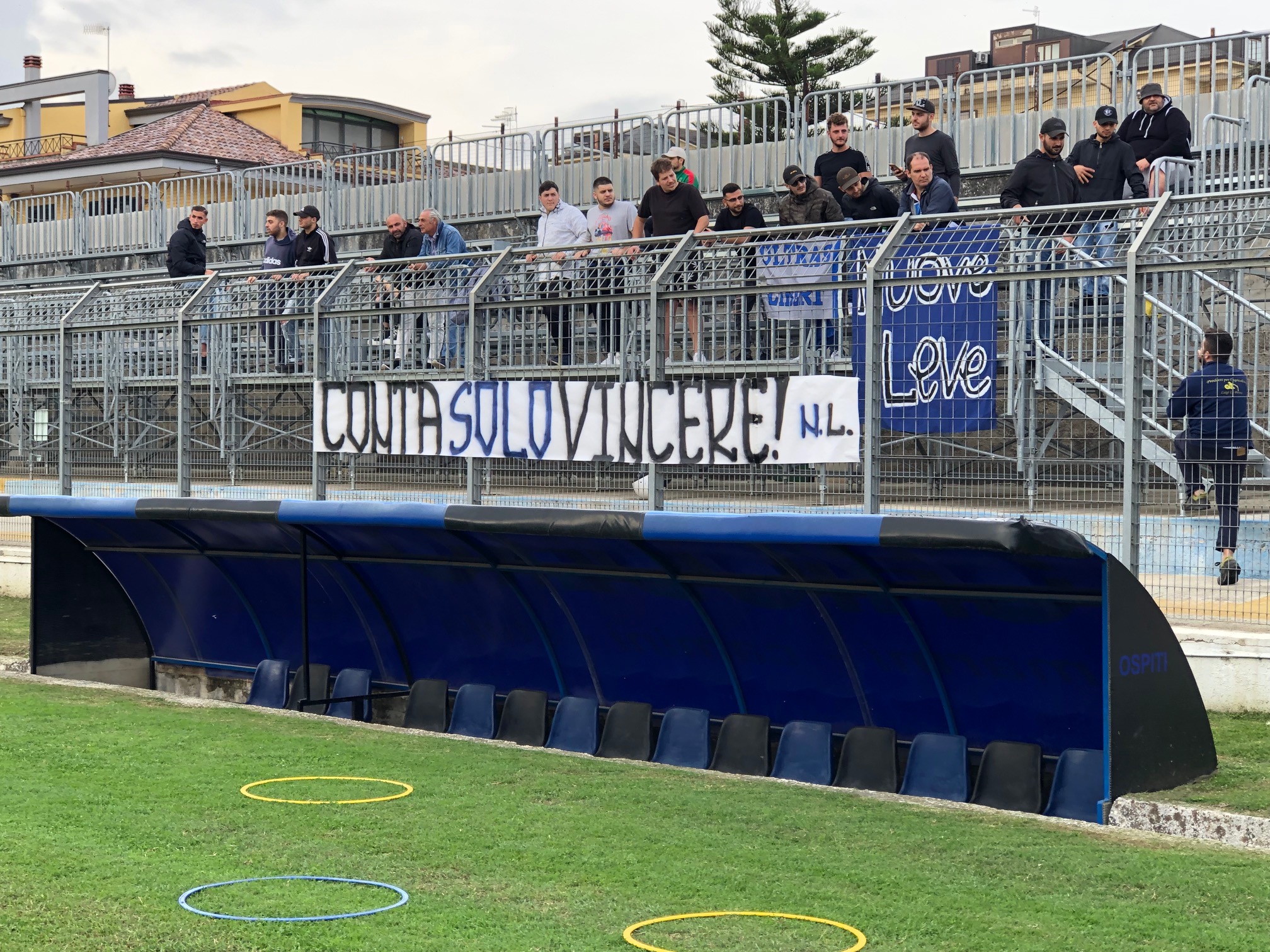 LO STRISCIONE – Rifinitura con i tifosi per il Gladiator. Grande attesa per la sfida con la Nocerina