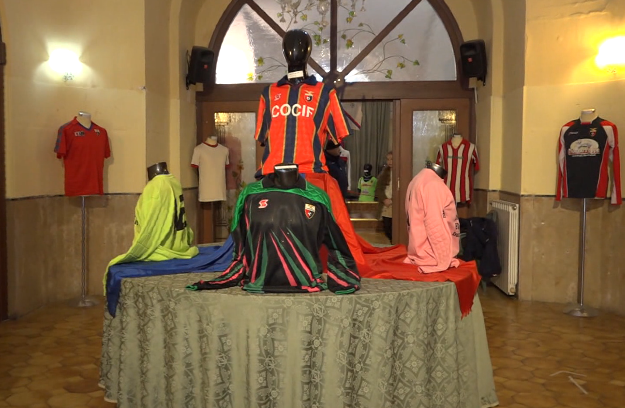STREPITOSO SUCCESSO – Conclusa la mostra storica delle maglie della Casertana: “Questi colori appartengono a tutta la città”