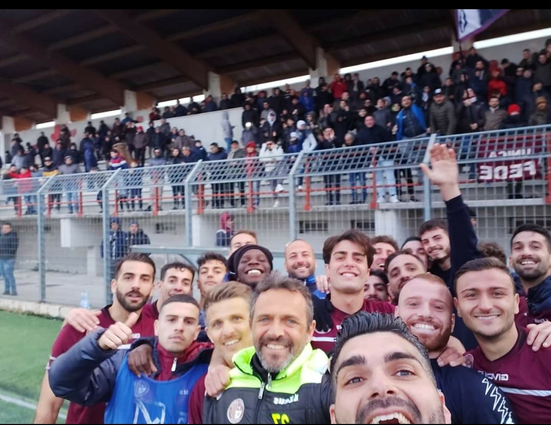 REAL AVERSA INDISTRUTTIBILE. Campania Felix al tappeto, selfie alla Totti sotto la curva