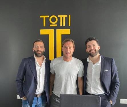 DA CASERTA ALLO STAFF DI TOTTI. L’agente FIFA e procuratore di Kondogbia entra nell’agenzia di procura dell’ex campione della Roma