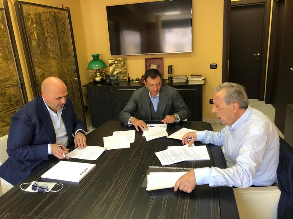 Il momento della firma