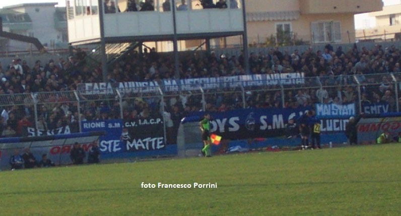 Uno striscione in Gladiator-Latina (foto Francesco Porrini)