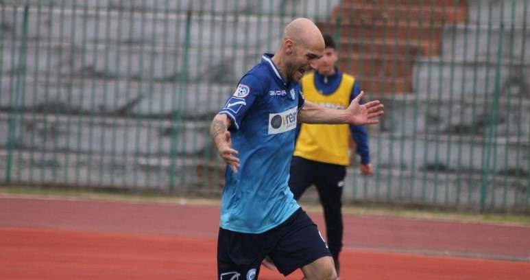 UN BOMBER DI LUSSO PER IL REAL AVERSA. Arriva un attaccante ex Turris e Fermana