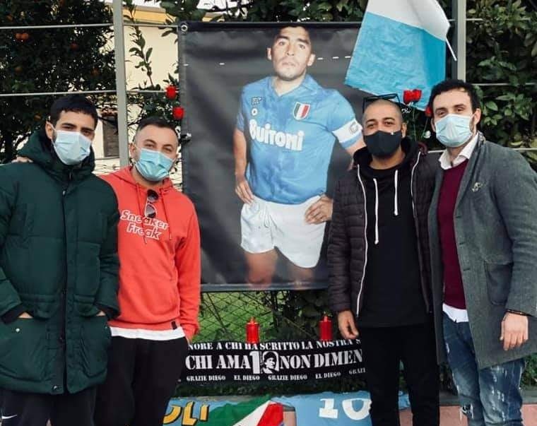 UN ALTARE PER MARADONA. A Marcianise i tifosi chiedono l’intitolazione di uno slargo al D10S