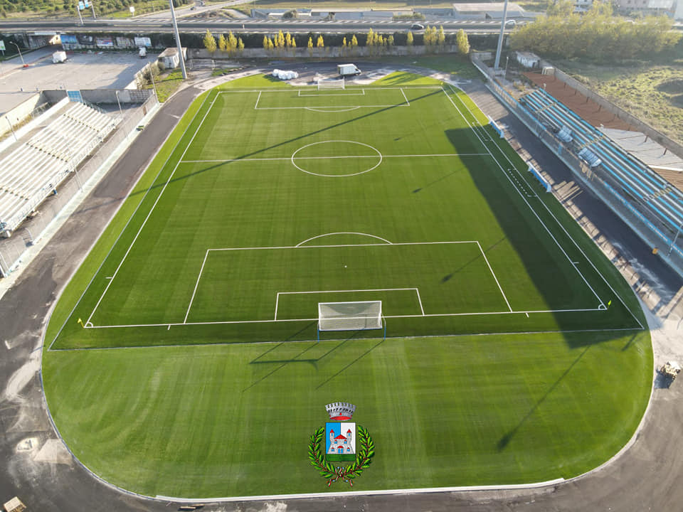 LO ‘SCALZONE’ CAMBIA VOLTO. Manto sintetico nuovo di zecca e pista di atletica in ultimazione