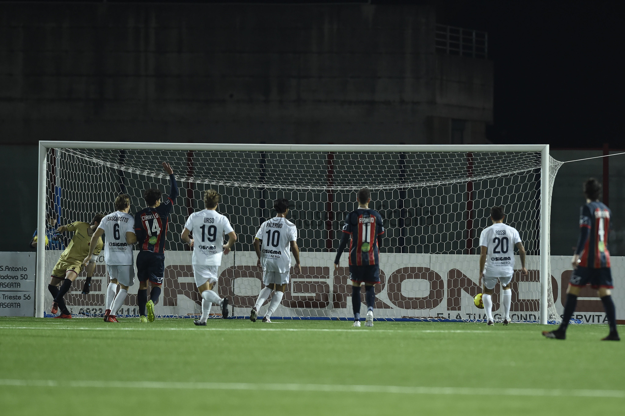 REGOLAMENTO ASSURDO. La Viterbese vince facile contro una Casertana in 9. Le foto della partita-farsa