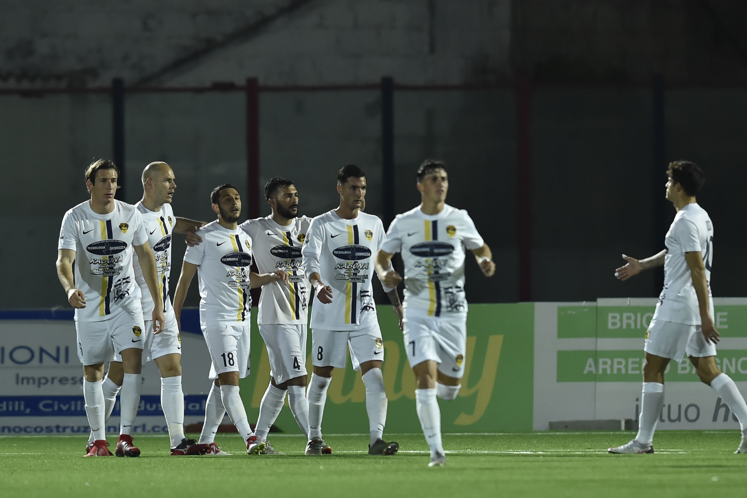 GARA FALSATA. La Viterbese snobba il fair play e si prende i tre punti contro i ‘superstiti’ della Casertana. E’ la morte del calcio