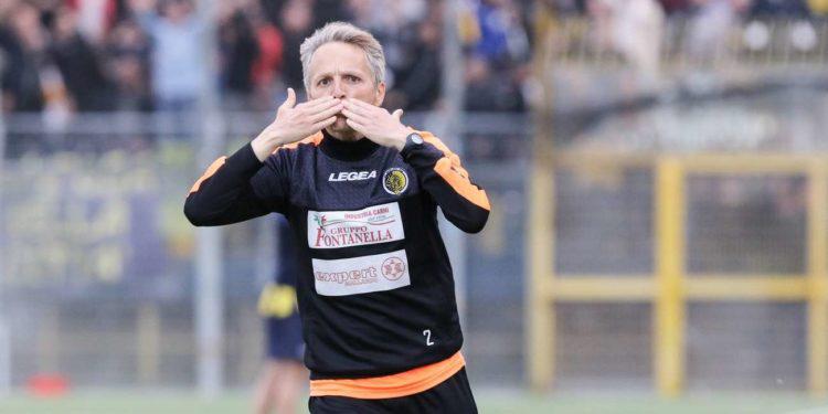 VIGILIA AGITATA DEL DERBY. Tanti acquisti per Afragolese e Giugliano: Agovino si dimette, ecco chi lo sostituirà in panchina oggi