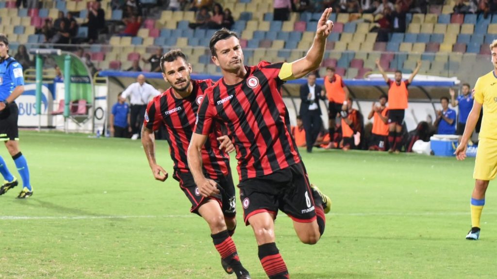 SHOCK A FOGGIA. Incendiata la porta di casa dell’ex capitano rossonero