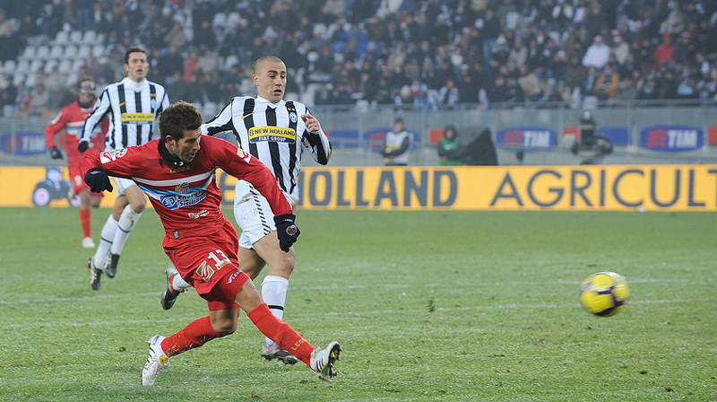 Izco al momento del tiro inseguito da Fabio Cannavaro