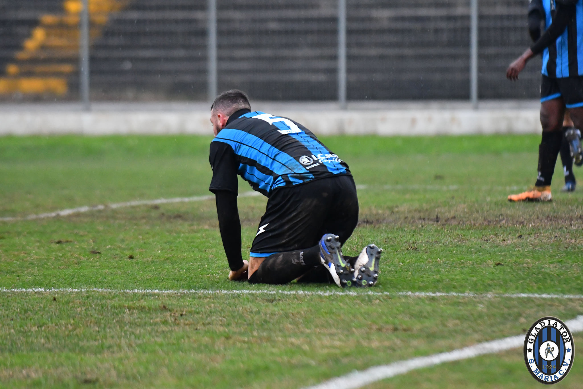 Maurizio Maraucci in ginocchio