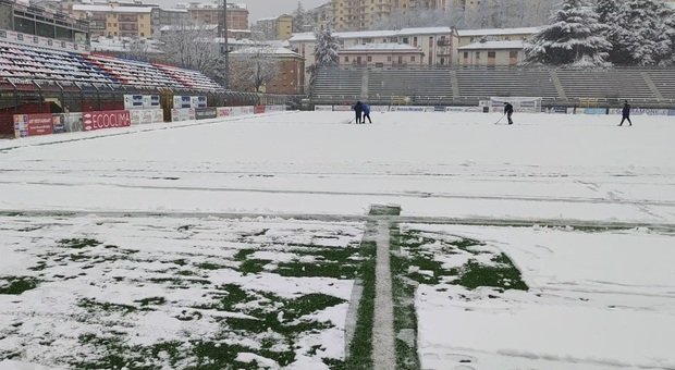 SCOPPIA LA POLEMICA. La neve imbianca il “Viviani”, la Ternana accusa il Potenza