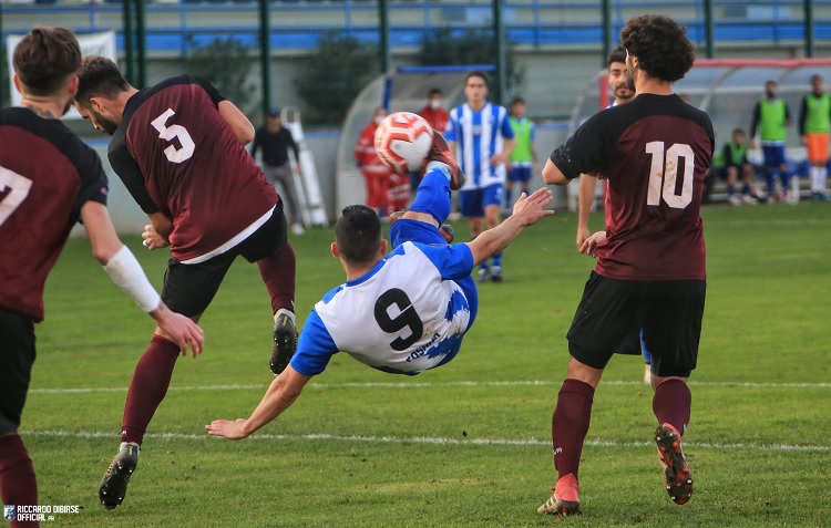 Un'immagine della sfida di andata al "Bisceglia"
