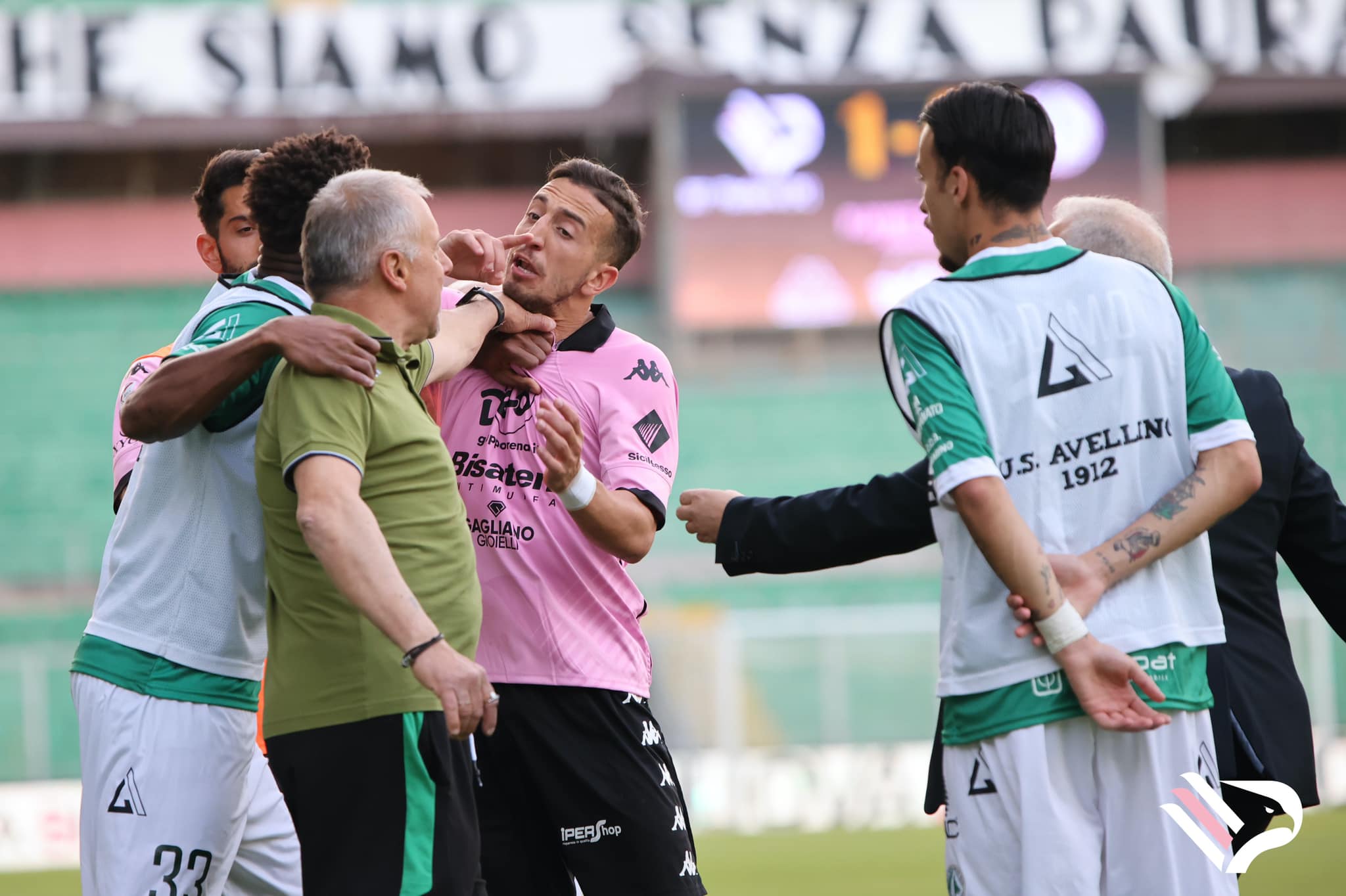 PALERMO-AVELLINO, POST-PARTITA ACCESO. Il tecnico degli irpini Braglia protagonista di un gesto insano
