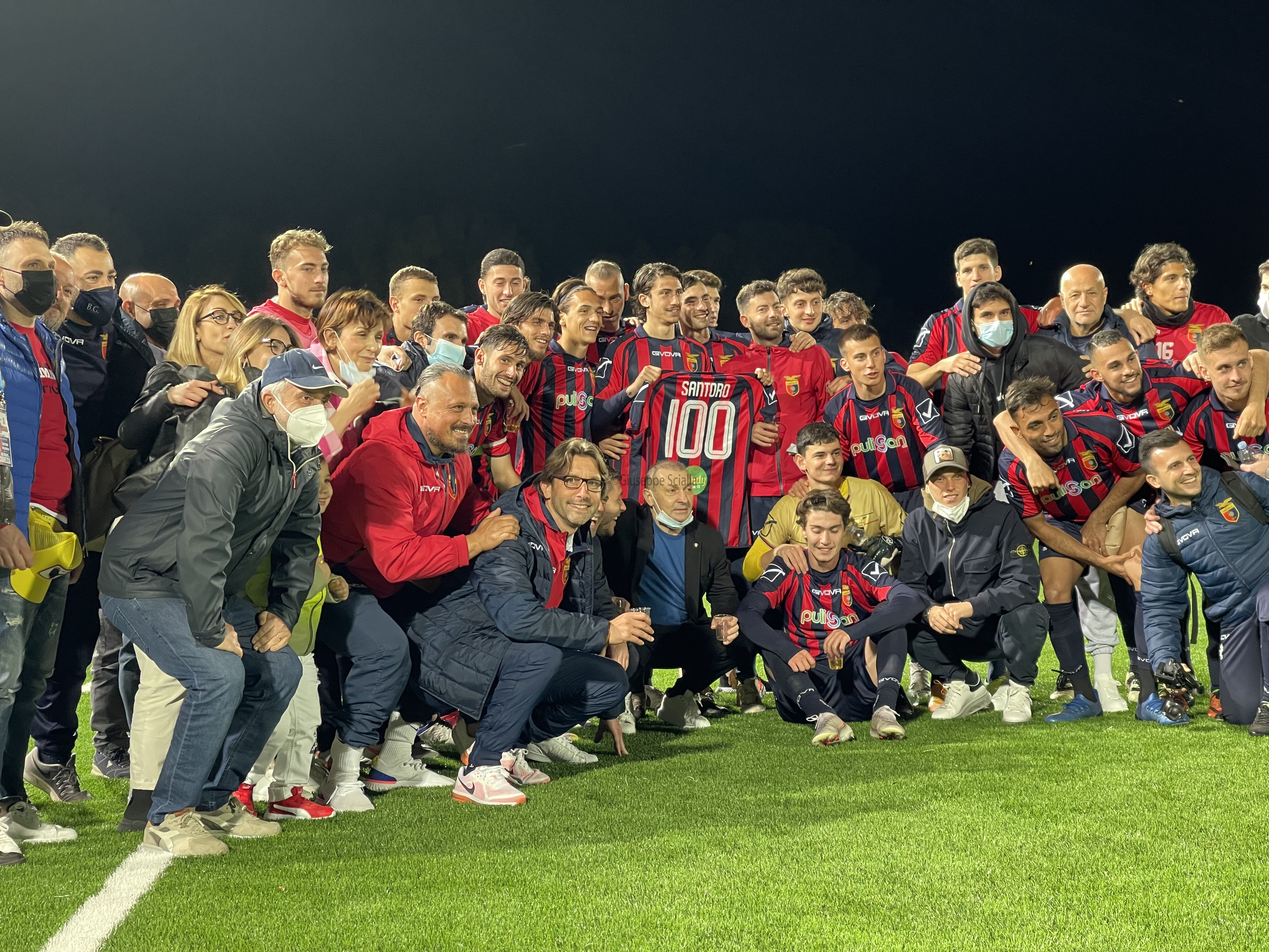 Maglia celebrativa per Santoro (Foto Giuseppe Scialla)