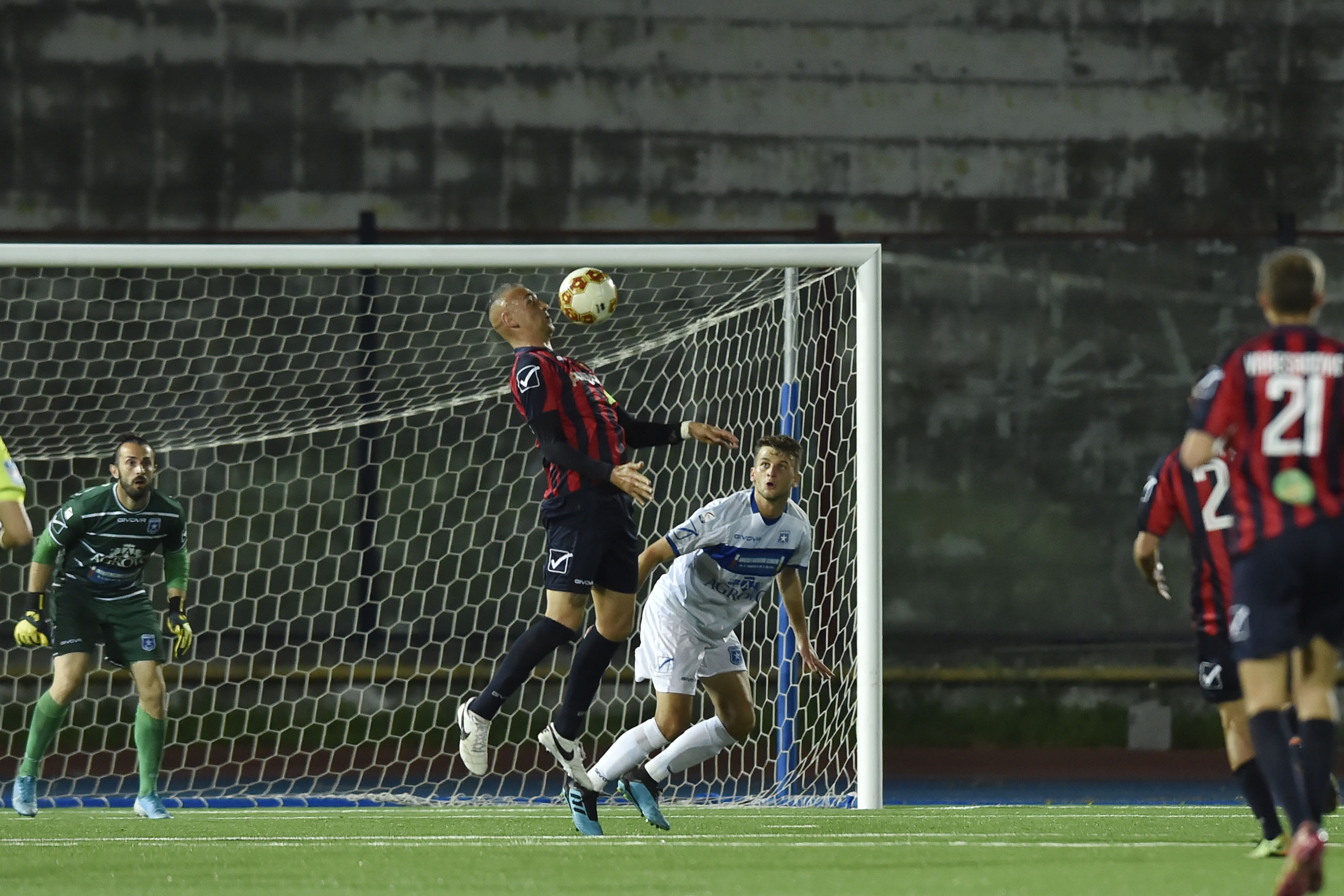 Castaldo in azione contro la Paganese (Foto Giuseppe Scialla)