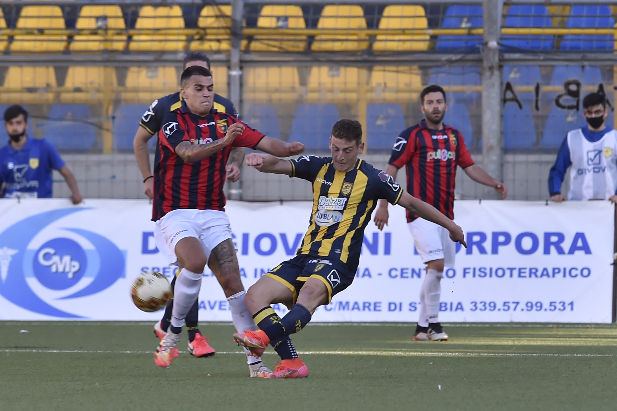 I rossoblù in azione a Castellammare (Foto Giuseppe Scialla)