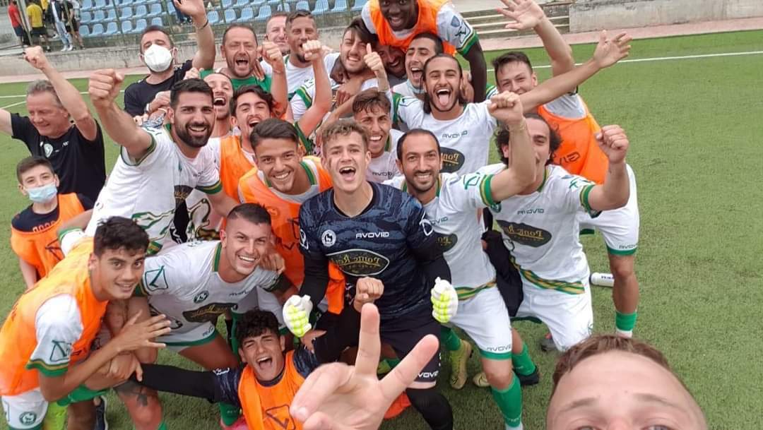 APOTEOSI MATESE. Spettacolo con la Recanatese, che abbraccio con i tifosi che vale il terzo posto