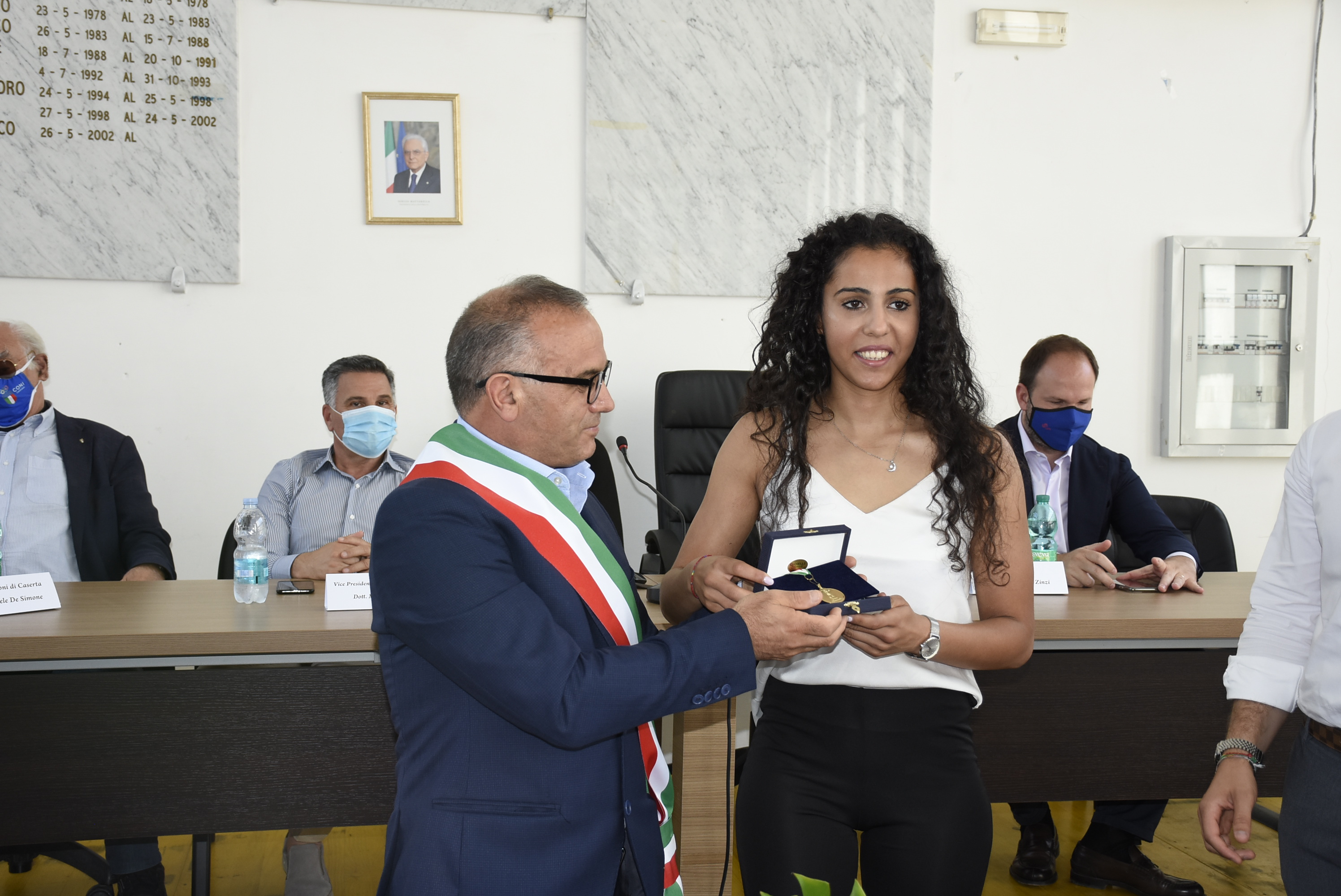 Sirine premiata dal Sindaco D'Angelo (foto: Marco Falco/Sportcasertano.it)