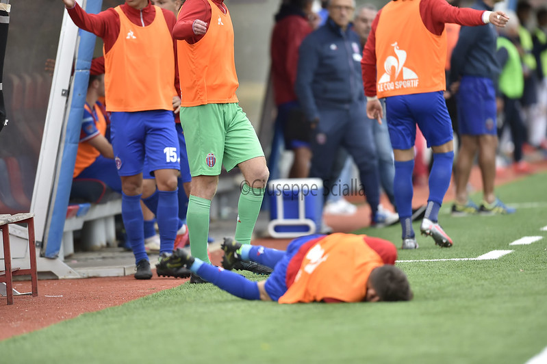 COLPISCE AL VOLTO UN CALCIATORE DEL CASARANO. Multa salata per la Casertana