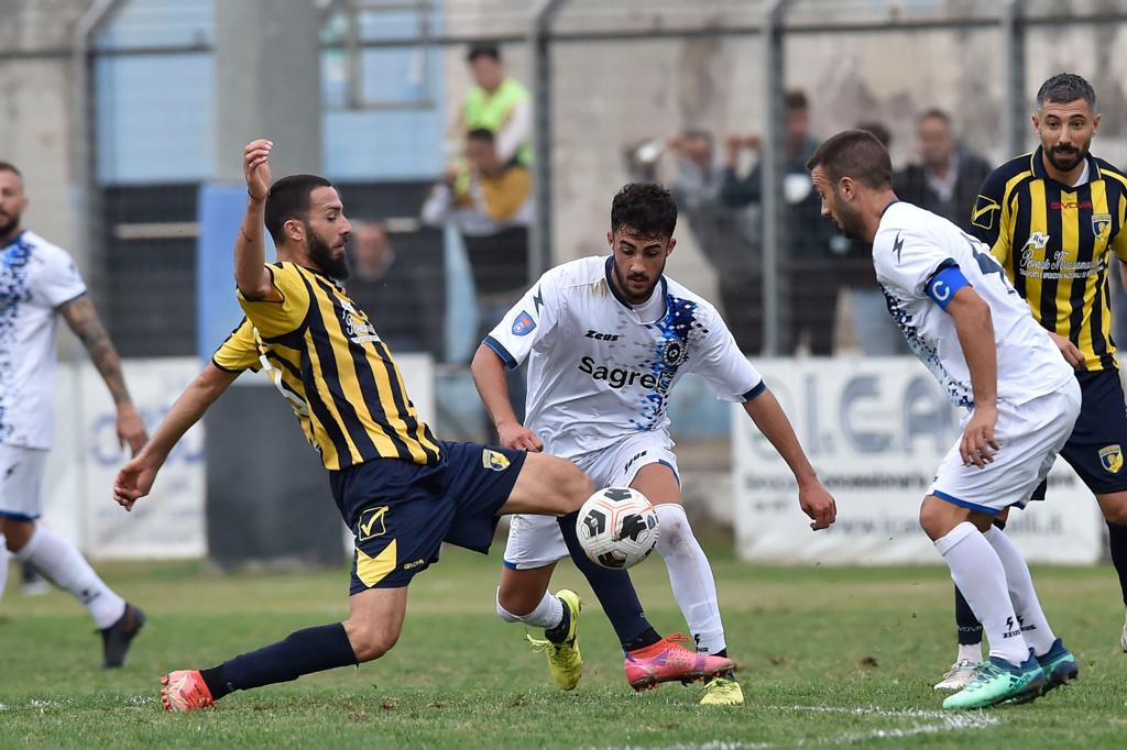 GIUGLIANO FORZA 7. Il Gladiator esce a testa alta nella bolgia del “Piccirillo”: la mossa di Ferraro decisiva per il successo