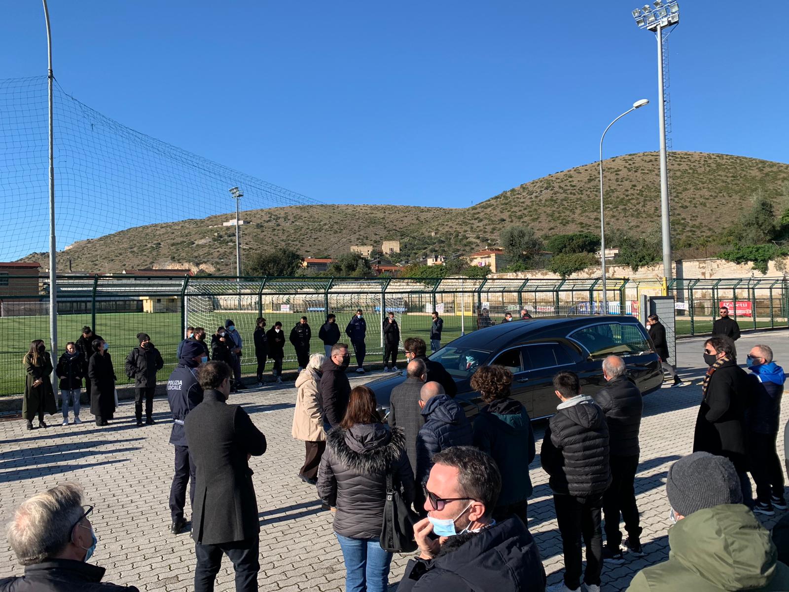 L’ULTIMO SALUTO AD ACHILLE CUCCARI. La salma del presidente sosta nel suo stadio, una folla commossa ai funerali