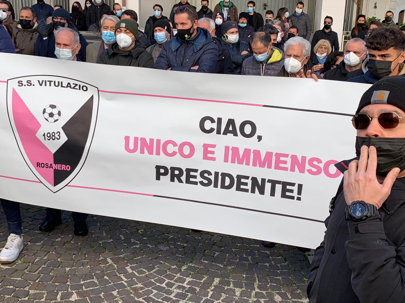 L’ULTIMO SALUTO AD ACHILLE CUCCARI. La salma del presidente sosta nel suo stadio, una folla commossa ai funerali