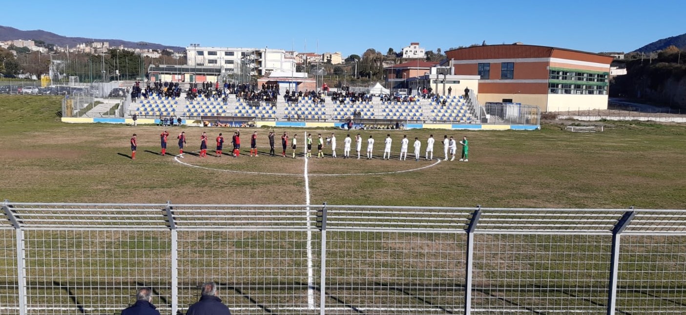 Le squadre salutano il pubblico prima dell'inizio del derby
