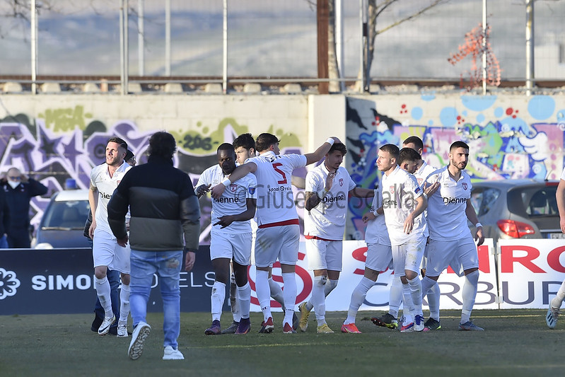 UNA SCONFITTA TIRA L’ALTRA. Non basta Feola per risollevare la Casertana. Falchetti con le ali spezzate e anche l’Altamura si prende i tre punti