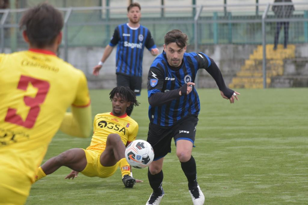 BOTTA E RISPOSTA TRA GLADIATOR ED ATLETICO URI. Pari vivace al “Papa”: salta l’aggancio ai sardi