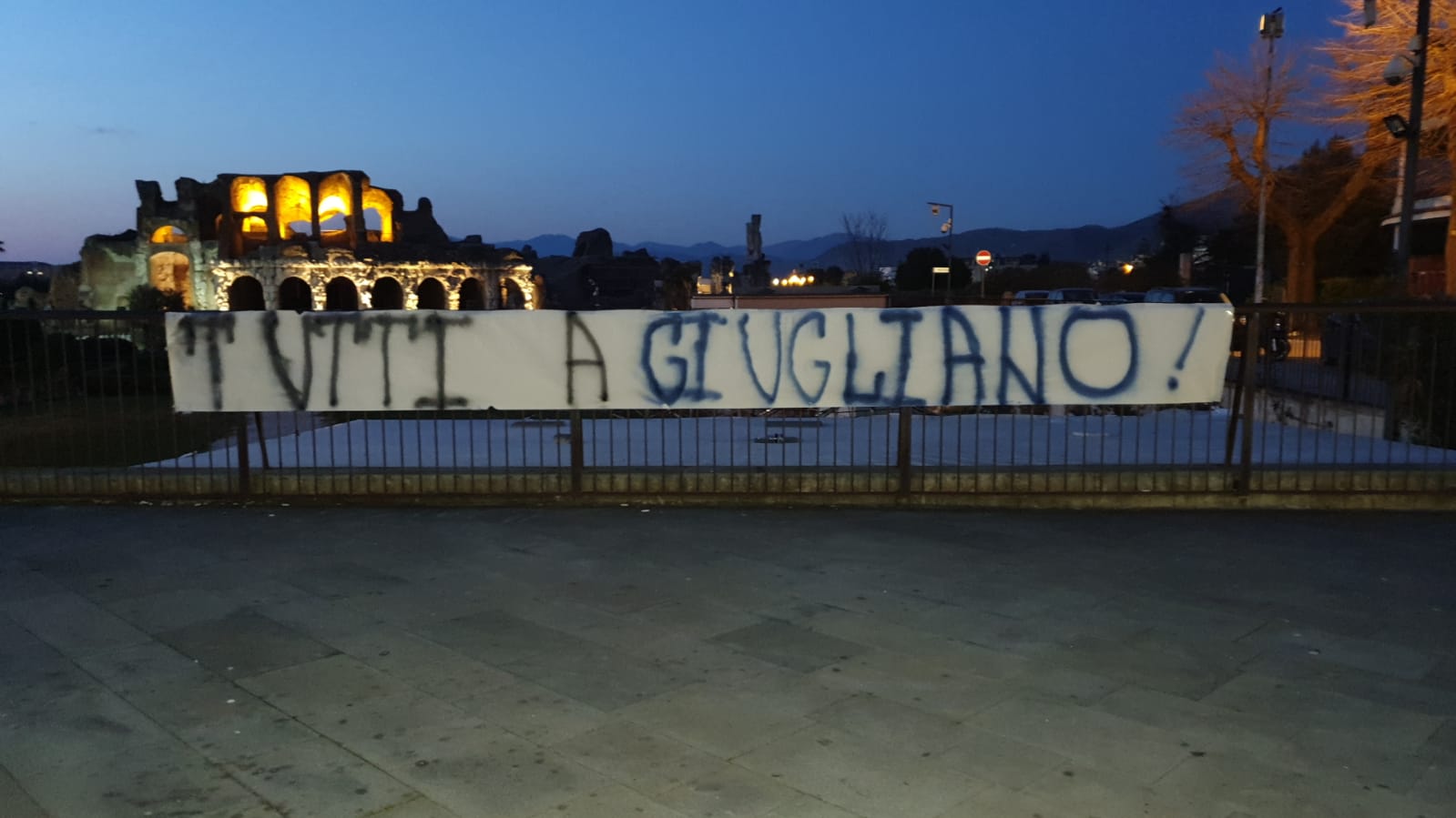 I TIFOSI A DIFESA DEL GLADIATOR. Città tappezzata di striscioni “Tutti a Giugliano”
