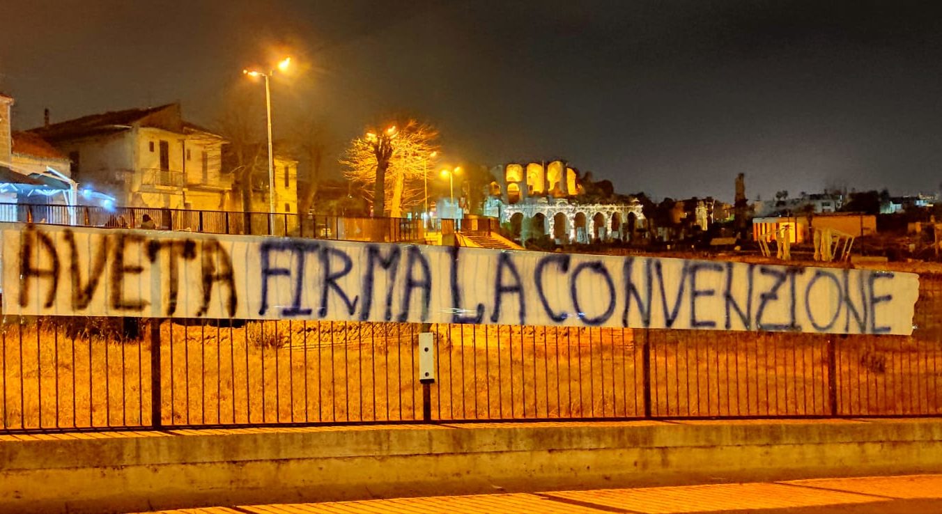 GLADIATOR, PRESSING DEI TIFOSI SUL CLUB. Striscione indirizzato agli Aveta sulla convenzione dello stadio Piccirillo