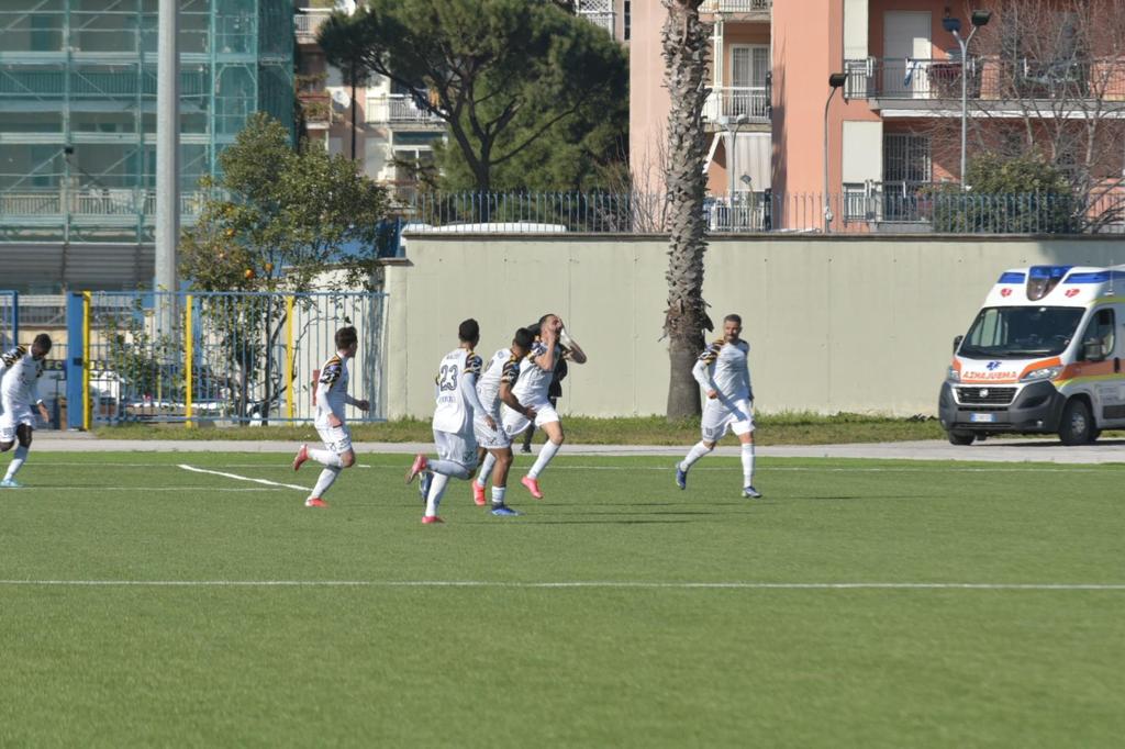 IL GLADIATOR SI ARRENDE AL GIUGLIANO. I neroazzurri lottano al “De Cristofaro”, la capolista vince e vola a +9 in vetta