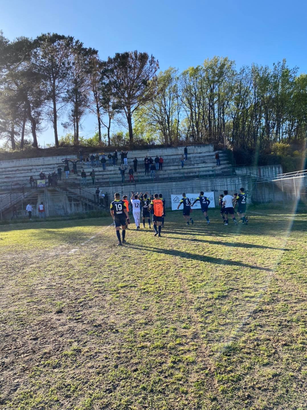 POKER GIALLOBLÚ AL “GARIBALDI”. La Sessana batte il Teano e accede ai play-off