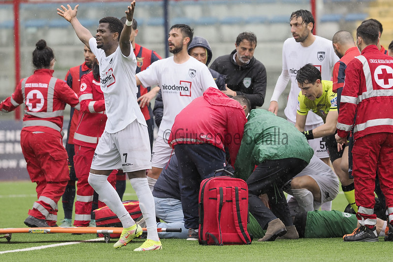 DE FOGLIO E L’ARBITRO FRANZÒ EROI. Insieme ai medici salvano la vita al portiere del Rotonda
