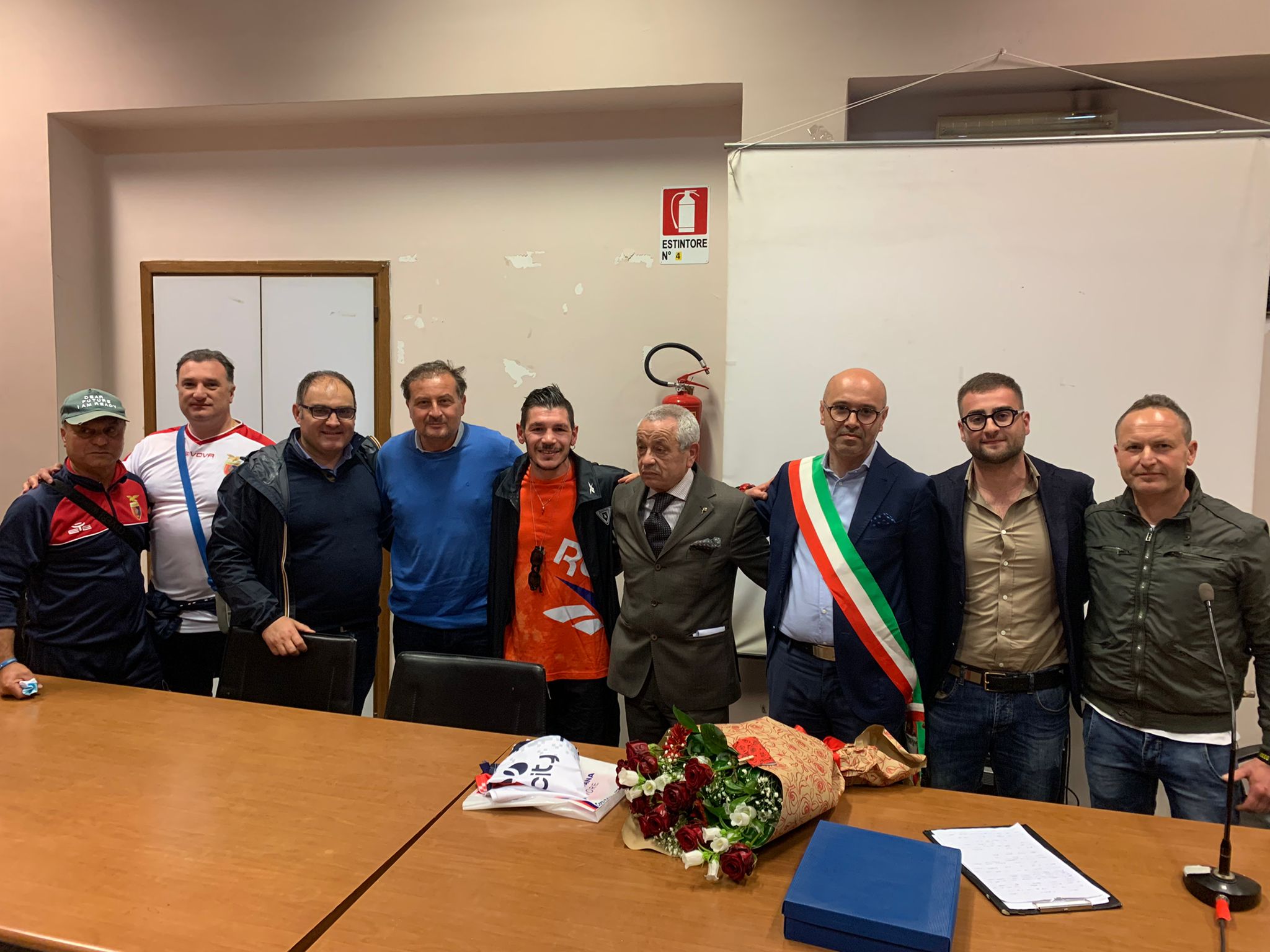 L’ABBRACCIO DI S. MARCO EVANGELISTA AL DOTT. CASELLA. Il luminare commosso per la cerimonia di pensionamento