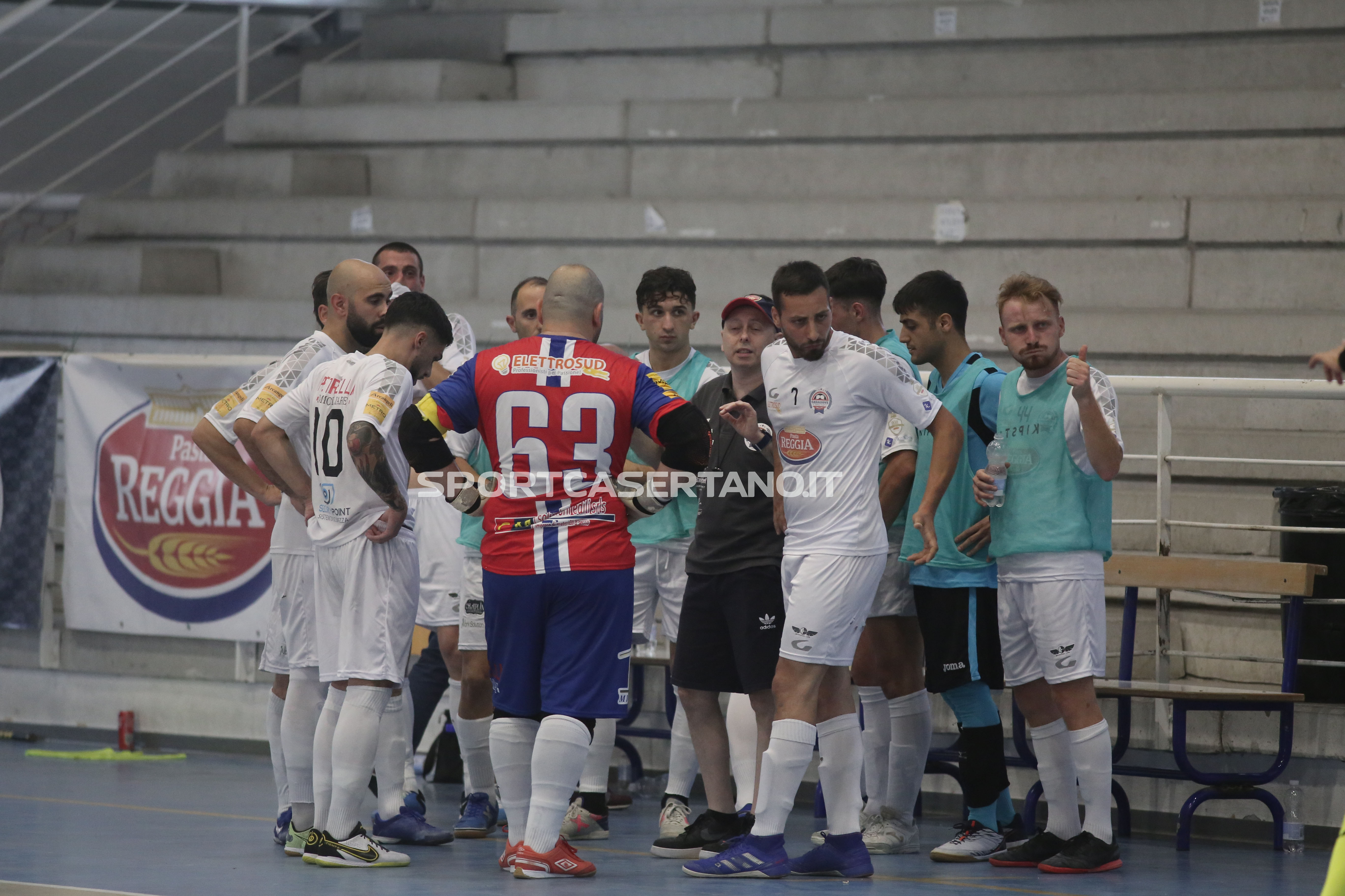 FESTA ROSSOBLU’. Il Casagiove Futsal non sbaglia un colpo e vola in serie B. La fotogallery dell’incontro