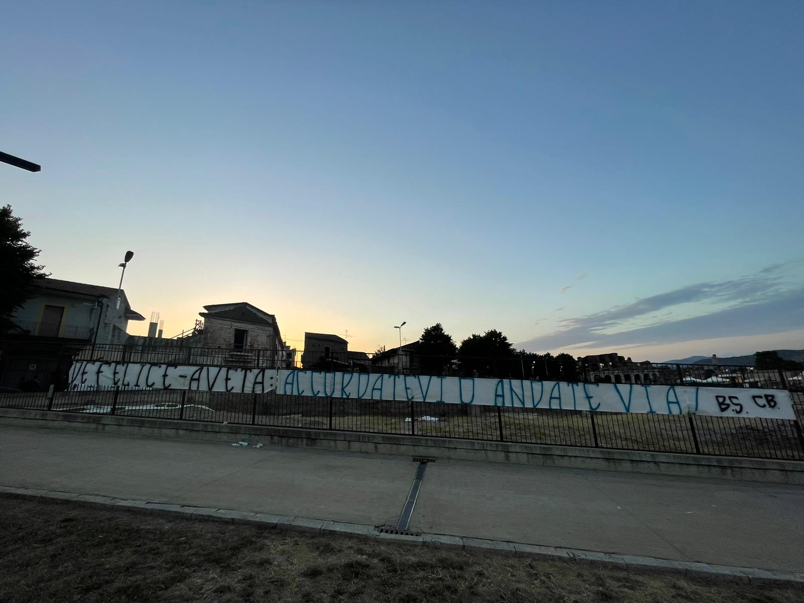 GLADIATOR, SALE LA TENSIONE. Duro striscione della Brigata Spartaco contro i soci del club