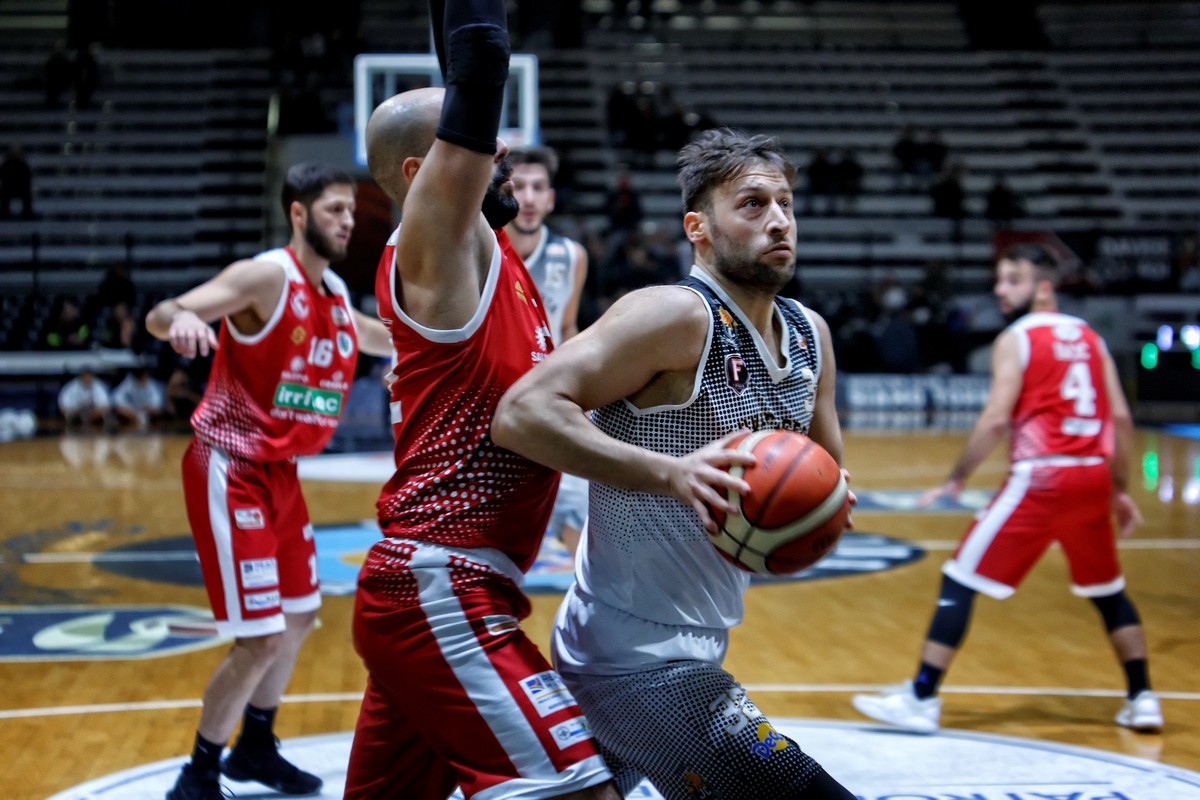 IL PIVOT TORNA IN BIANCONERO. L’esperienza di Biagio Sergio per la Juvecaserta, Luise: “Sarà un punto di riferimento per tutti i compagni”