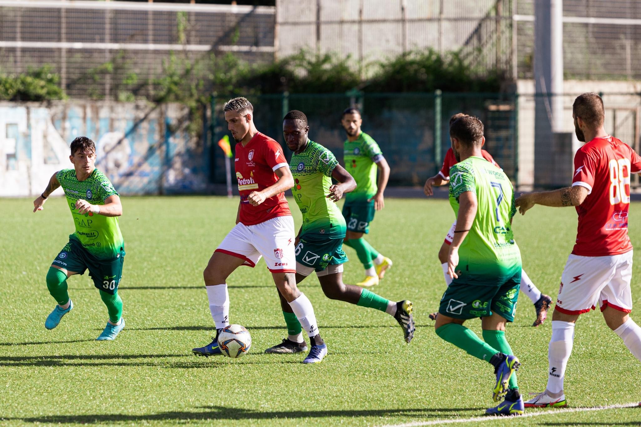 Un’azione di gioco della gara di campionato Napoli United - Villa Literno