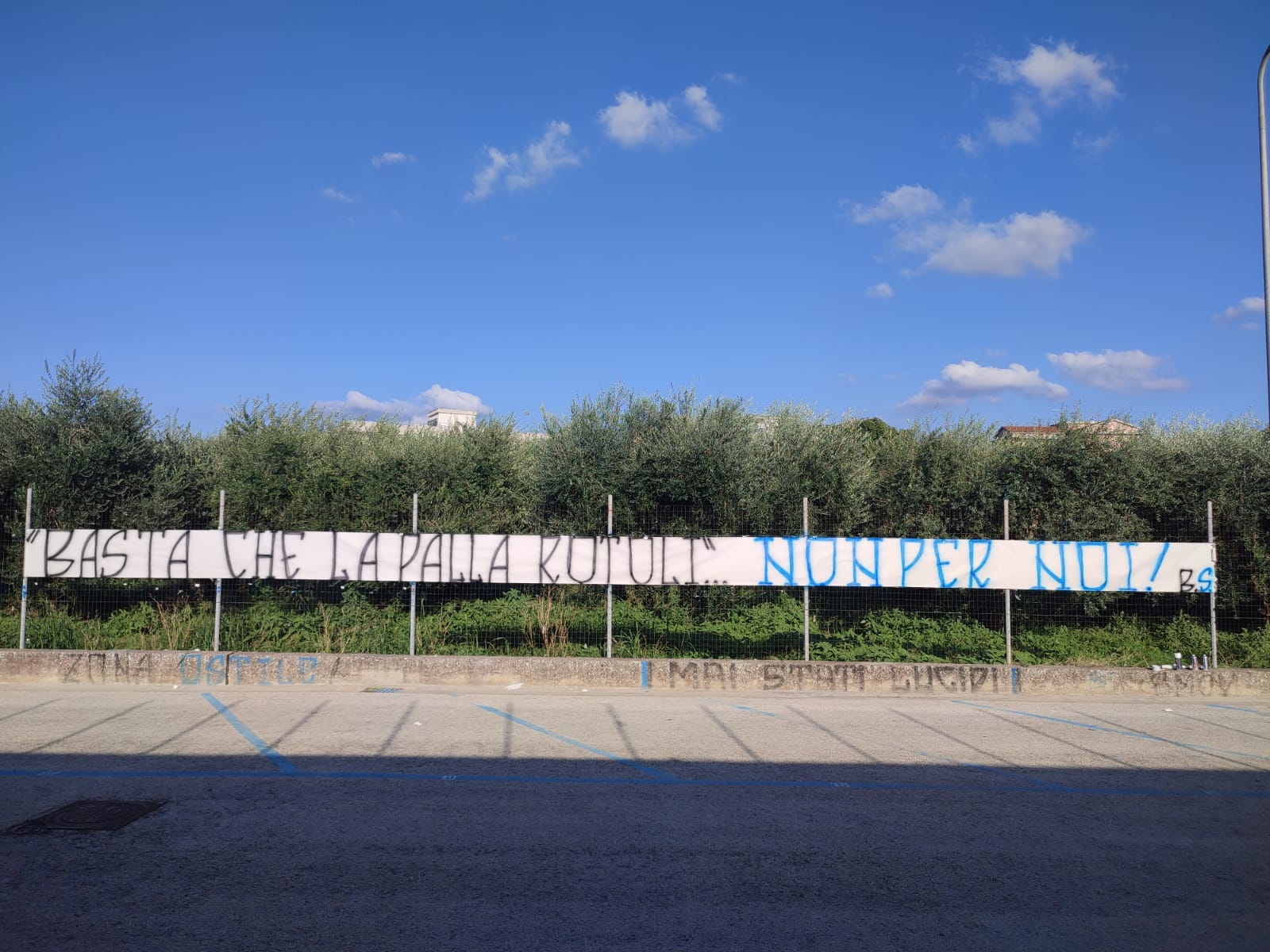 Lo striscione della Brigata Spartaco contro il sindaco Mirra