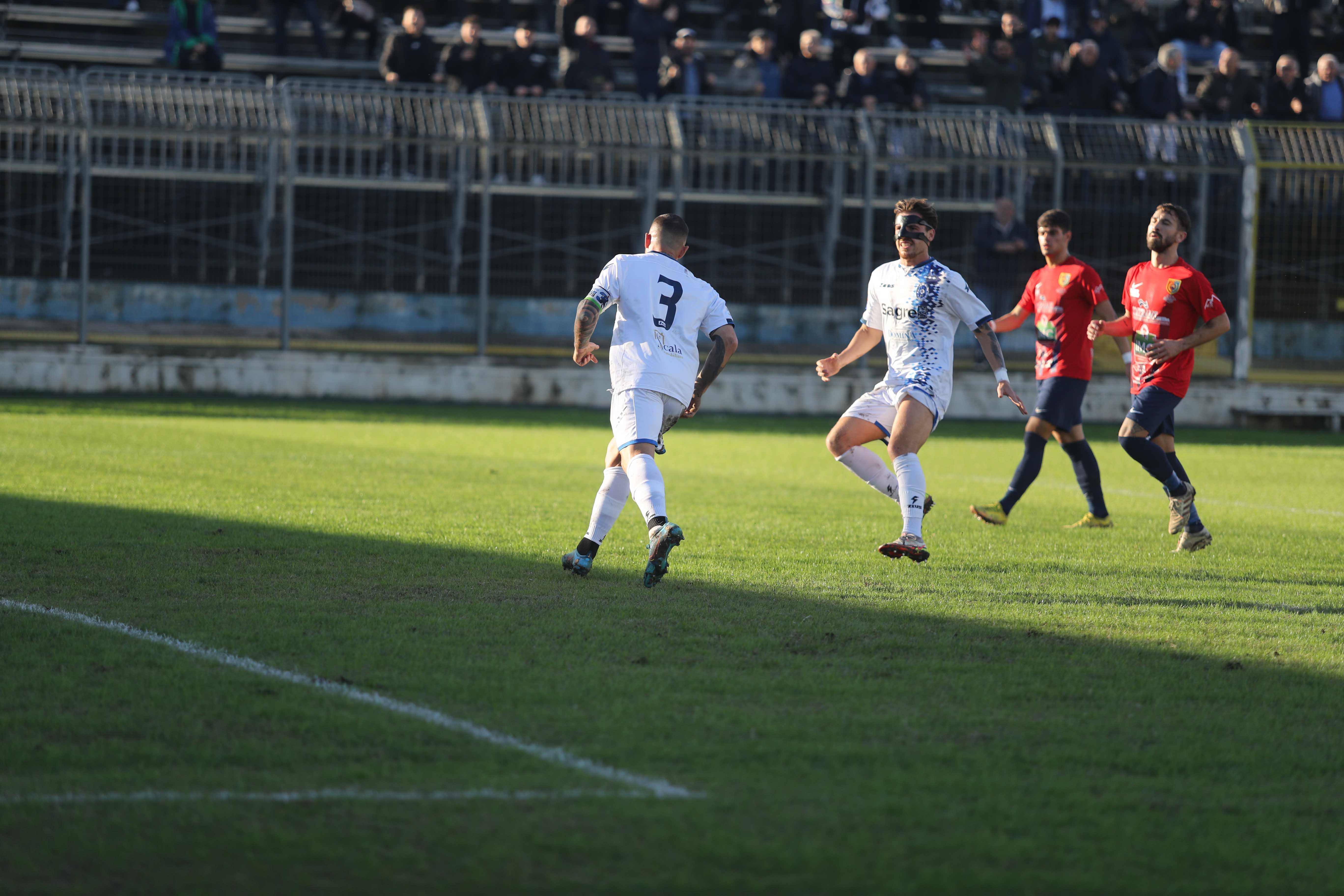 L'esultanza di Tomi dopo il rigore (Foto Davide Gallo)