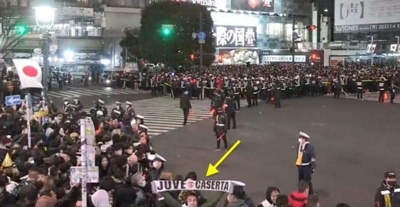 AMORE PER LA JUVECASERTA. Al Capodanno di Tokyo sbuca una sciarpa bianconera tra la folla